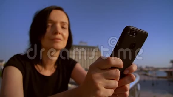一名妇女使用手机的特写视频的预览图
