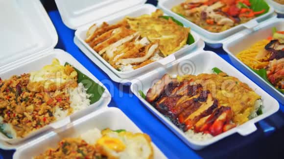 亚洲的街头美食海鲜市场在街上准备好饭菜亚洲传统食物旅游及旅游视频的预览图