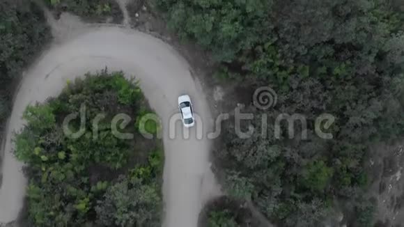 汽车行驶在弯曲的山路上视频的预览图