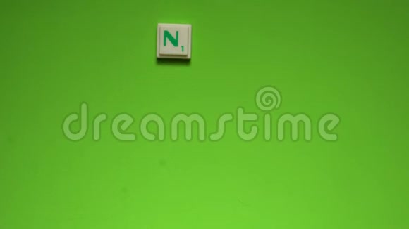 用绿色背景上的字母创建了新年决心的单词视频的预览图