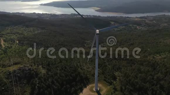 风力发电机组背景下一道亮丽的风景线视频的预览图