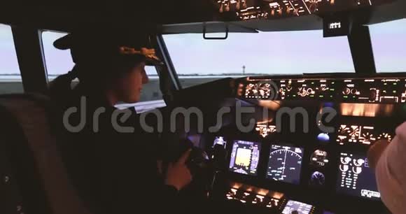 女飞行员机长准备起飞视频的预览图