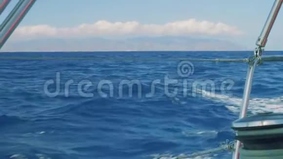 在特内里费岛上观看蓝色的海水和云层从Tenerife和Gran海峡的游艇上观看视频的预览图