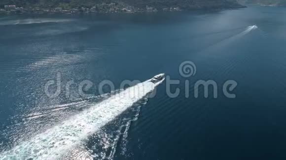 空中豪华摩托艇在水上赛车的俯视图视频的预览图