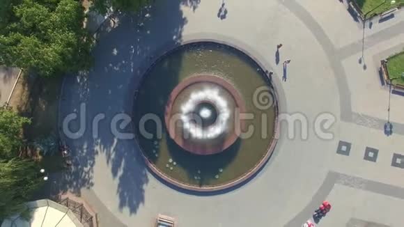 空中俯视圆形通用城市喷泉视频的预览图