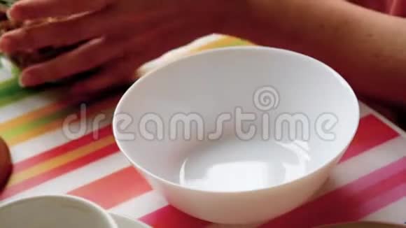 女人和麦片和牛奶一起吃早餐视频的预览图