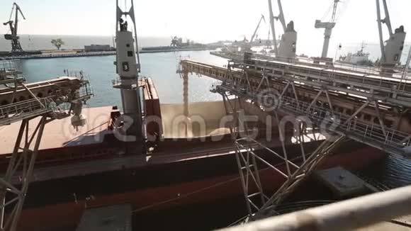 船舶装载粮食作物通过干线在散装货轮上滑动打开货舱在筒仓码头在海港谷物视频的预览图