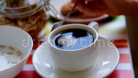 女人把四勺糖放到她的咖啡里不健康的用餐理念视频的预览图
