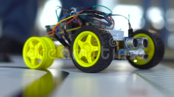 由程序员在机器人竞赛中制造的车轮机器人儿童教育视频的预览图