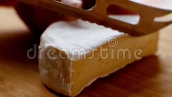 女人用特殊的刀切圆奶酪饼视频的预览图