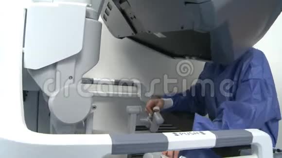 医生用手术机器人前视视频的预览图