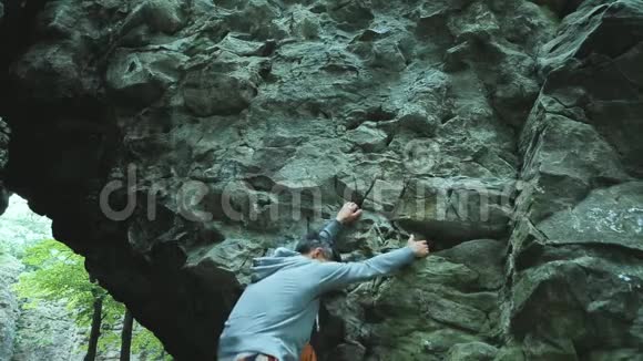 在悬崖上攀登巨石的人视频的预览图