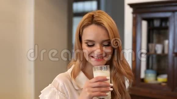 喝牛奶的女人视频的预览图