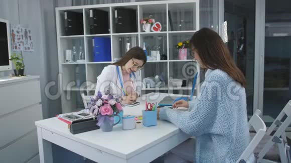 女性健康沮丧的病人与医疗办公室的顾问医生交谈视频的预览图