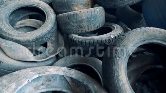 许多无用的废弃机械轮胎堆积在顶部视频的预览图
