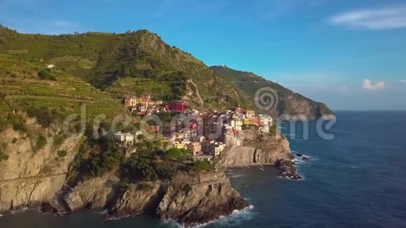 鸟瞰马纳罗拉村悬崖岩石和绿松石海在Cinque美丽舒适的小镇上令人惊叹的景色视频的预览图