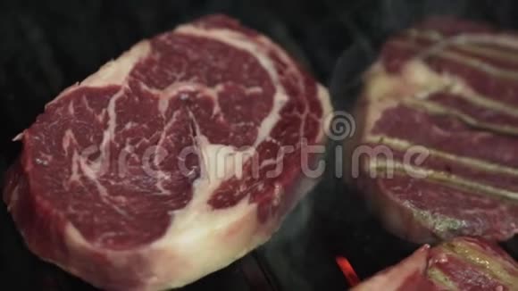 烤肉架上准备的美味肉块的特写镜头行动肉类加工视频的预览图