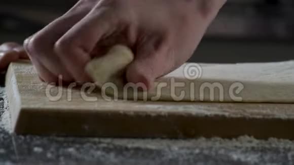 手抛一块面团场景他在烤面包在面团上撒上一些面粉手捏面团关闭视频的预览图