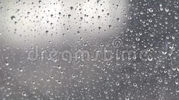 雨飘到玻璃上引起一滴水在雨天铺开镜子感到孤独和孤独用作视频的预览图