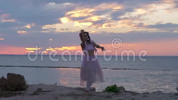 可爱的女孩妆容闪闪发光穿着粉红色的连衣裙在河岸上跳舞一个性感女人和一个视频的预览图