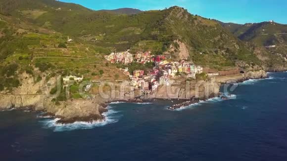 鸟瞰马纳罗拉村悬崖岩石和绿松石海在Cinque美丽舒适的小镇上令人惊叹的景色视频的预览图