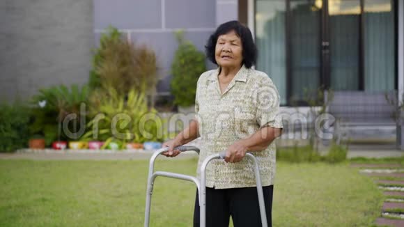 与步行者步行后疲惫的老年妇女有心脏病视频的预览图