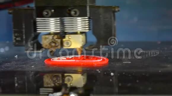 双色双色双色自动3D打印机执行白色和红色物体视频的预览图