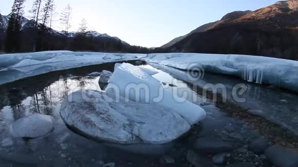 春天在山上融化的冰川视频的预览图