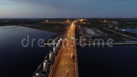 汽车在海上的公路桥上行驶驶向工业视频的预览图