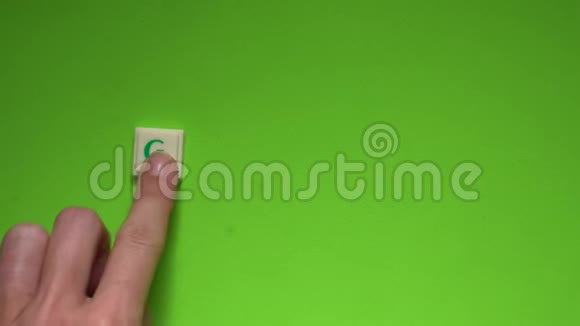 创建了再见的单词绿色背景上的字母视频的预览图