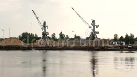 港口起重机从驳船机器上卸下河沙视频的预览图