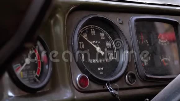 旧卡车仪表板速度计和其他指标老式军用车辆视频的预览图