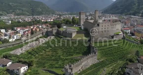 贝林佐那城堡旋转空中4K视频的预览图