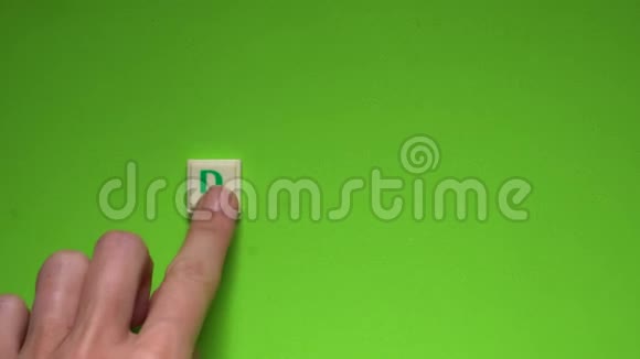 用绿色背景上的字母创建梦中的单词视频的预览图