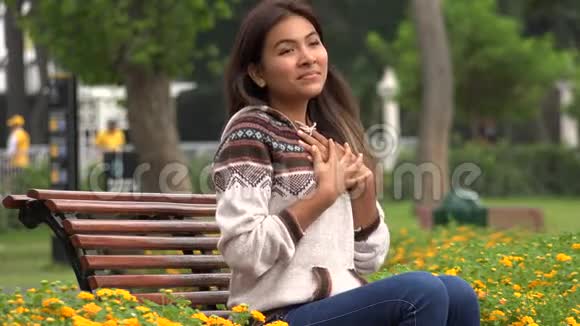 公园恋爱中的西班牙裔女性视频的预览图