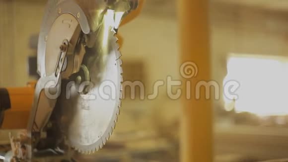 家具车间生产木制产品的圆锯视频的预览图
