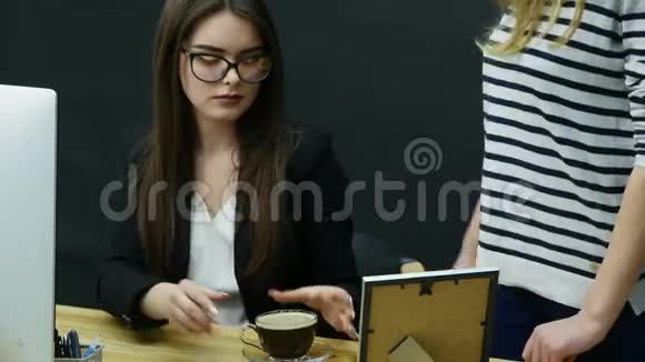 女商人因咖啡不好而对秘书大喊大叫视频的预览图