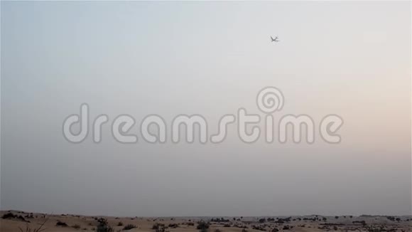 飞机在沙漠上空盘旋视频的预览图