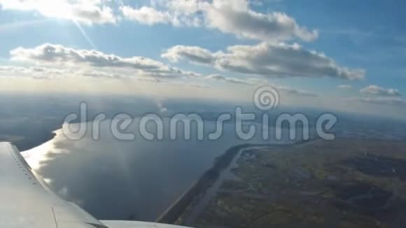 航空飞机视野飞机降落在机场跑道上的飞机阴影飞行在云中视频的预览图