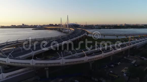 海滨多层立交桥通往Zenit竞技场附近的电缆桥视频的预览图