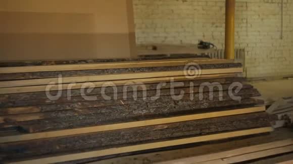 木板躺在地板上木材或木材在锯木厂里视频的预览图