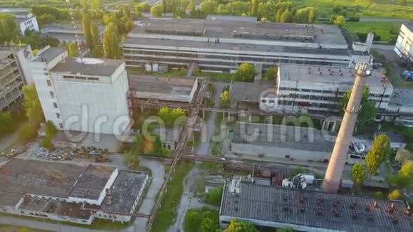 日落时的旧废墟工厂视频的预览图
