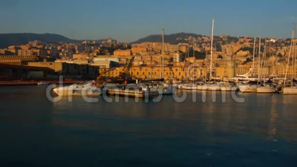日落时分在热那亚的老港口向多山的地方克里斯托弗哥的出生地视频的预览图