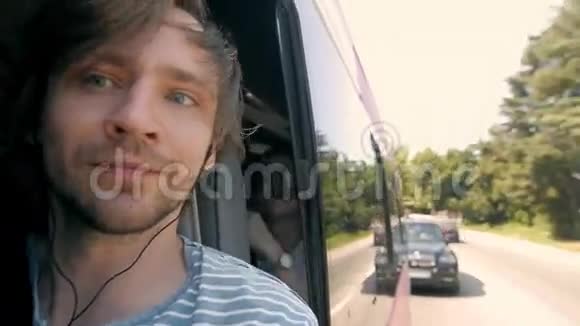 肖像快乐的年轻人司机把手从车窗外伸出来兴奋不已视频的预览图