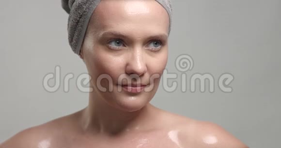 女人脸上湿漉漉的皮肤视频的预览图