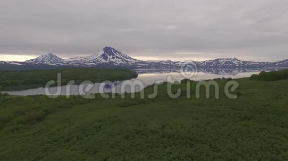 火山和湖泊视频的预览图