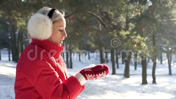 在温暖的夕阳下红彤彤的女孩在白雪的手心里打视频的预览图