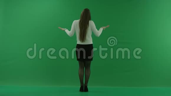 女孩背对着镜头在绿色的屏幕上跳舞视频的预览图