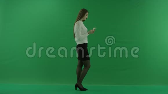 女孩站在她的右边数着绿色屏幕上的钱视频的预览图