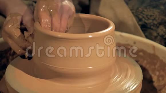 一个罐子制作的过程关闭陶轮上的罐子成型视频的预览图